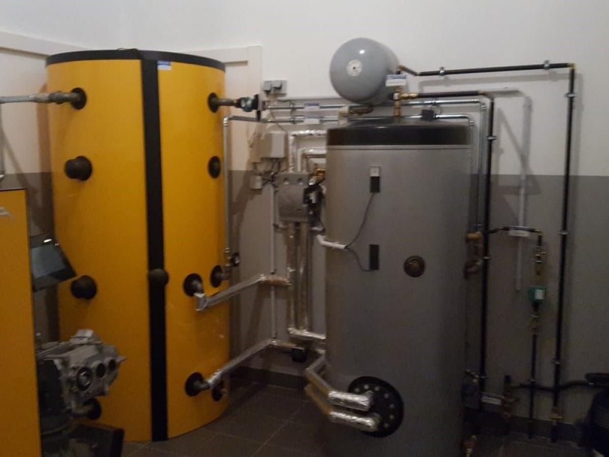 Pufferspeicher und Warmwasserspeicher mit Solaranlage