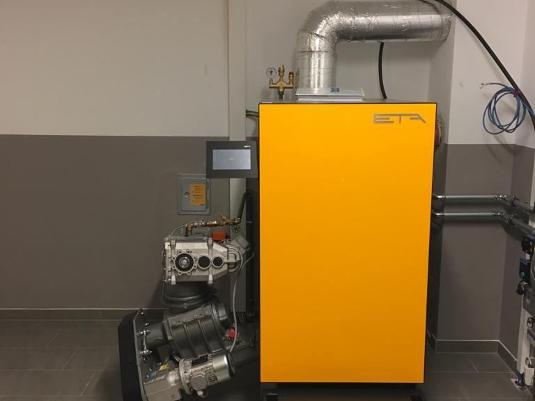 Eta Hackgutkessel mit massiver Einkammer-Zellenradschleuse und Stokerschnecke