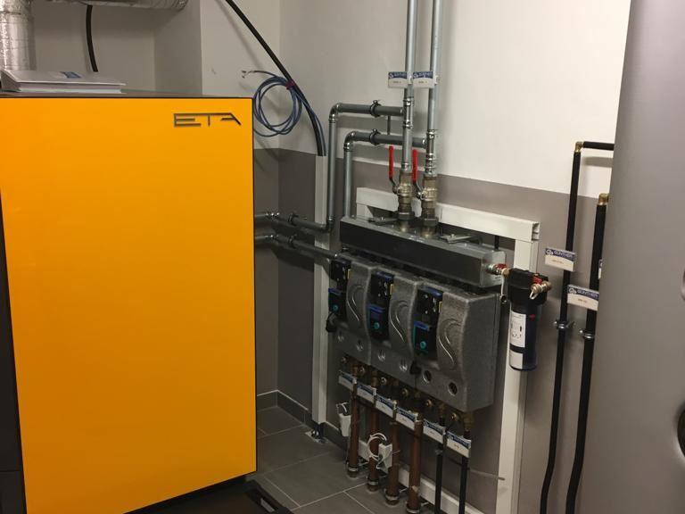 Eta Hackgutkessel und Heizkreisverteiler