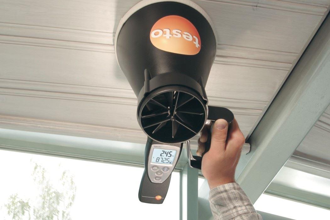 Messung von Lüftungsanlagen mit Messgerät - Bild von testo.at Messung von Lüftungsanlagen mit Messgerät